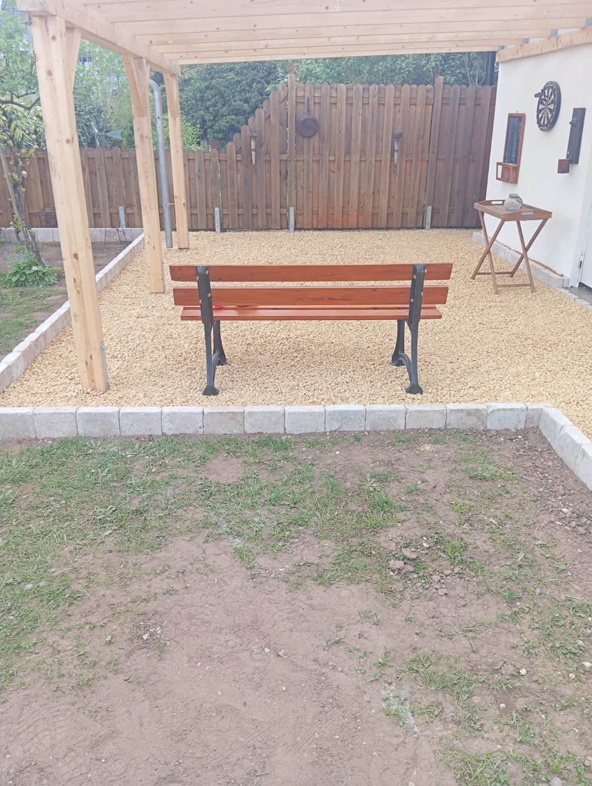 Fertige Kies-Terrasse mit Bank und Randeinfassung