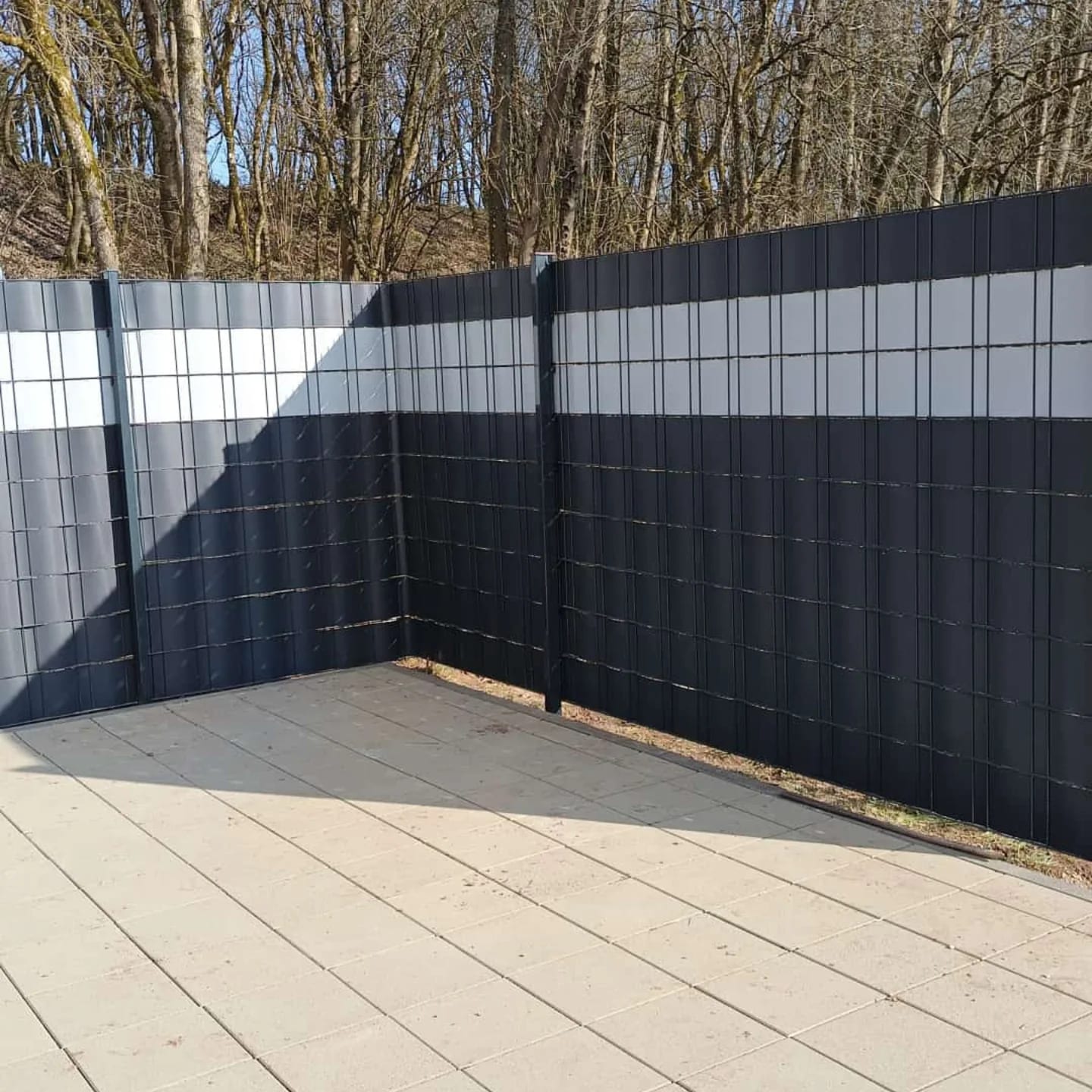 Sichtschutz-Ecke mit WPC-Terrasse